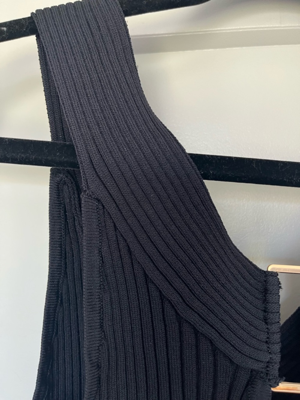 Ribbed Reversible V-Neck Black Tank Top with Hardware - Picture 6 of 11